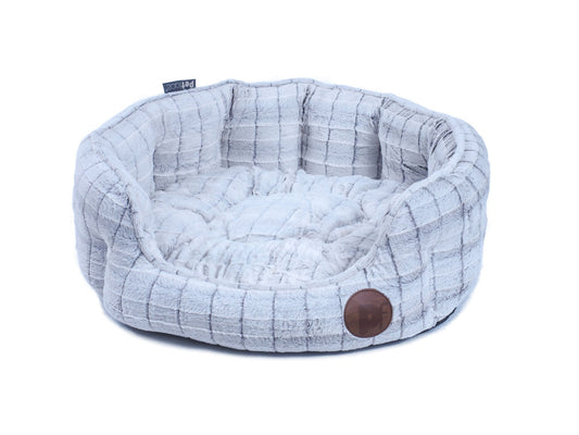 WHITE PLUSH OVAL PET BED MED